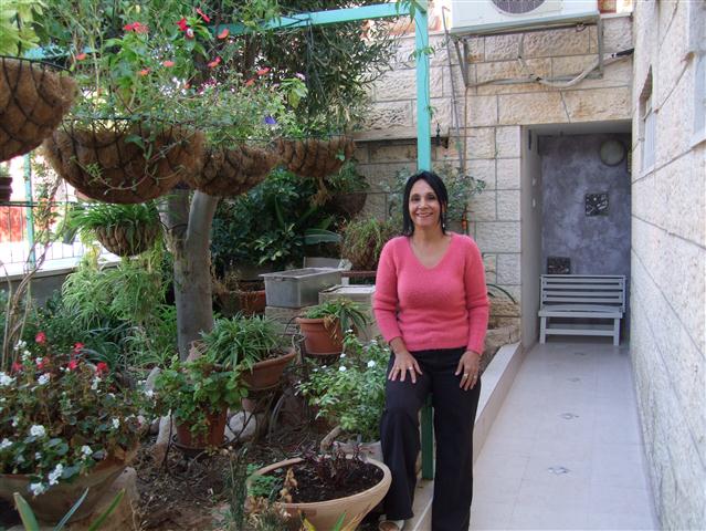 אסתר חן - ליד הקליניקה